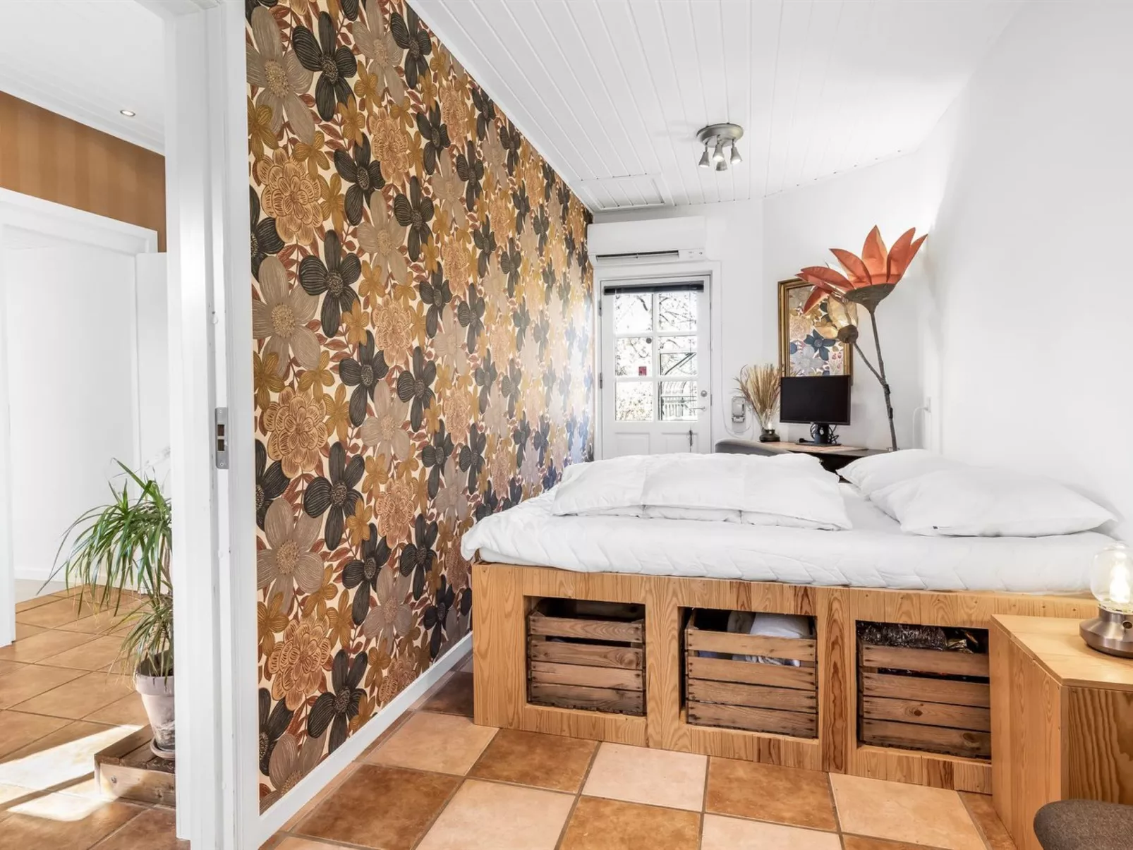 "Hughe" - 1.3km from the sea-Dedans