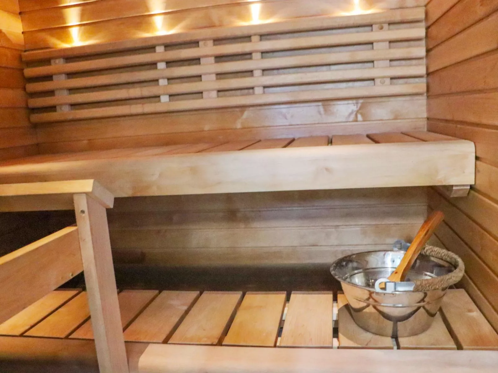 Hallantytär b3 paritalo-Inside