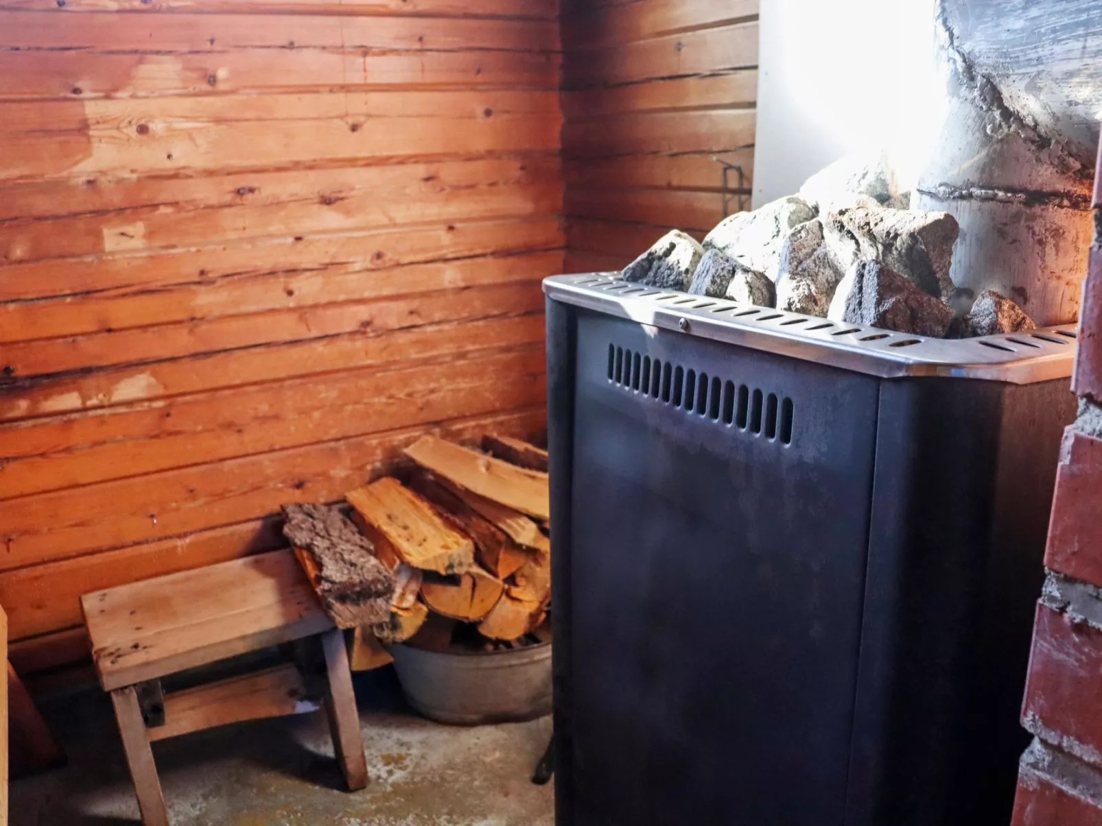 Laattajan hirsipirtti-Inside