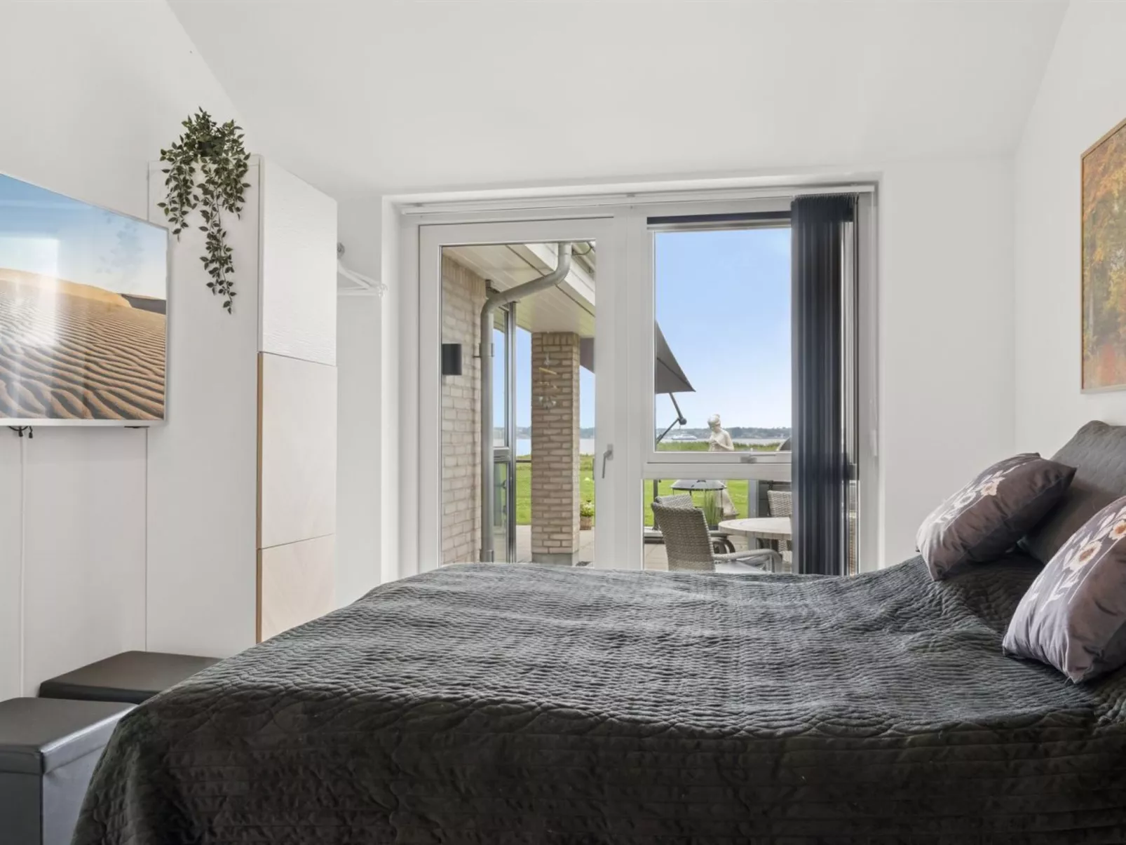 "Thyra" - 50m to the fjord-Drinnen