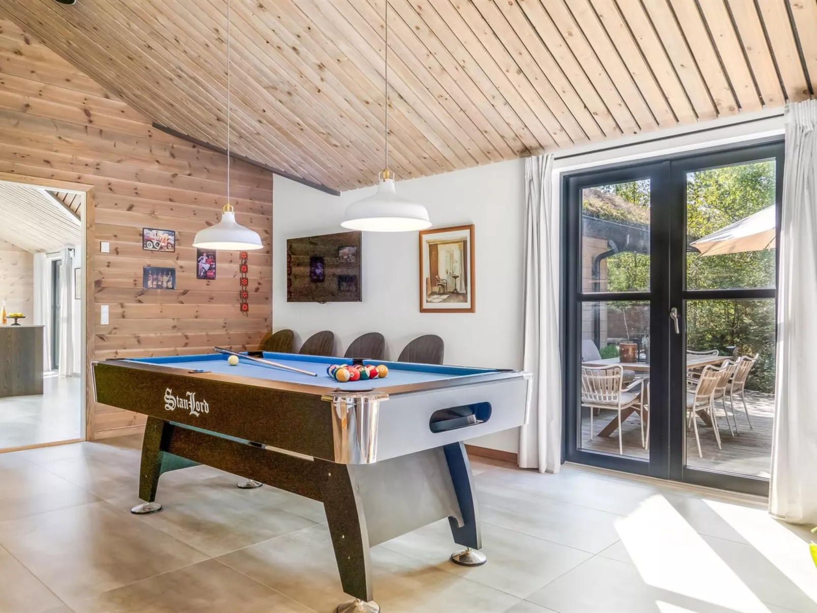 "Arbnora" -  from the sea-Dedans