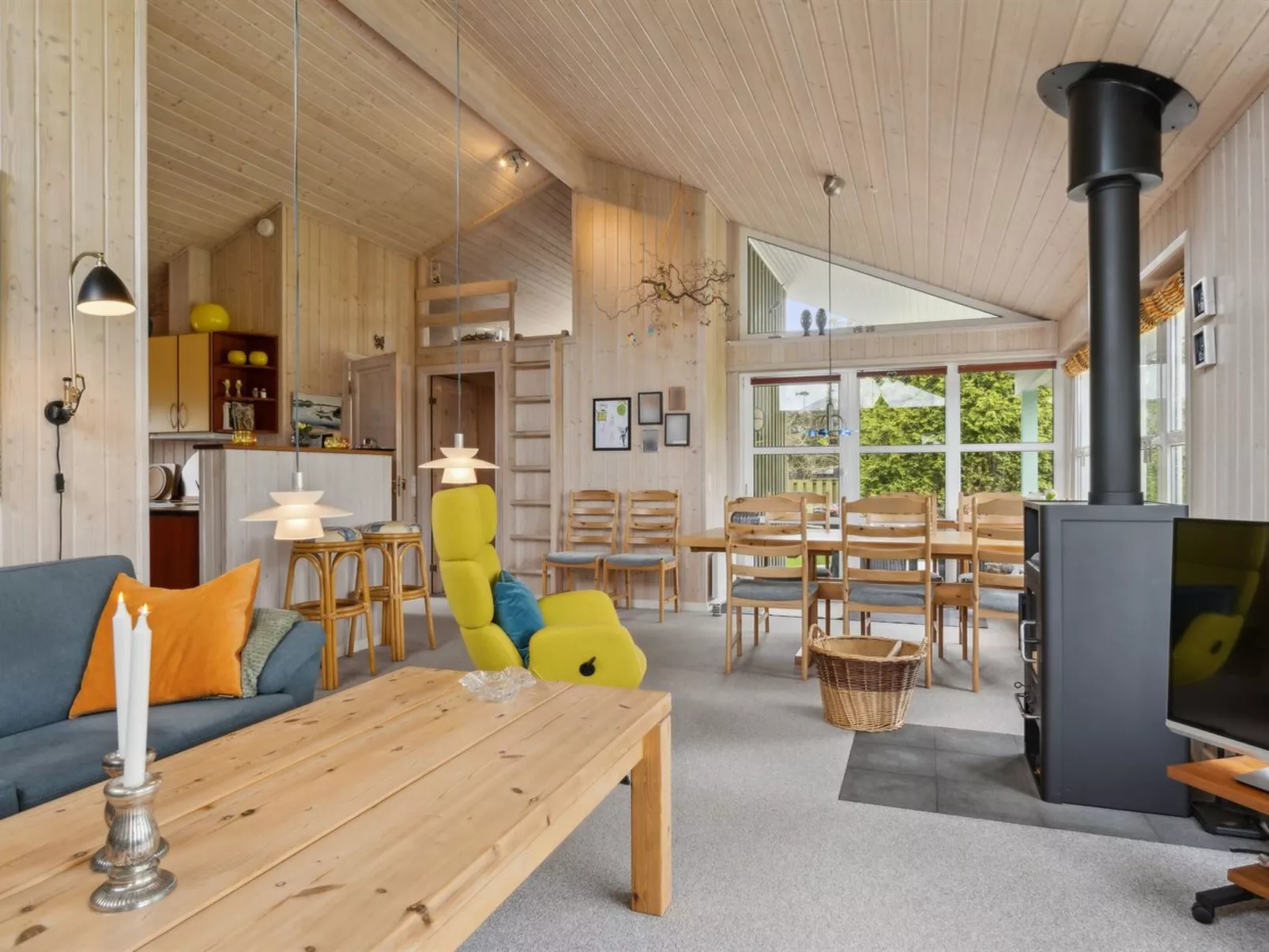 "Henne" -  from the sea-Drinnen