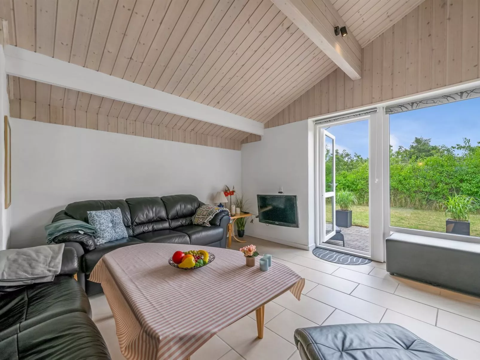 "Blesse" - 500m to the fjord-Drinnen