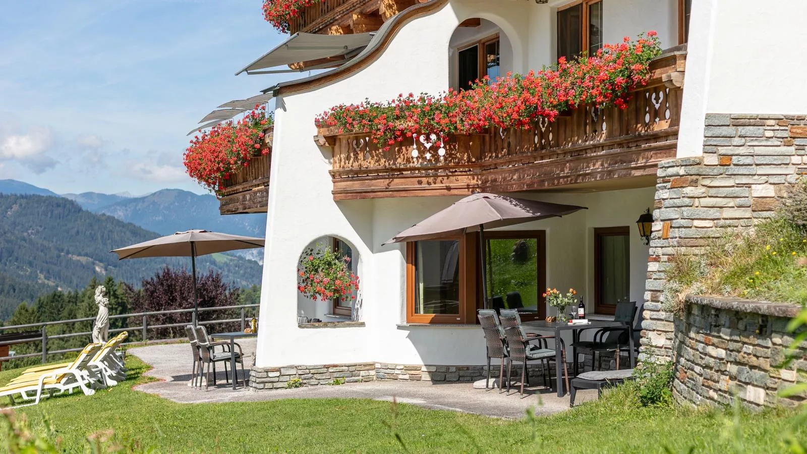 Landhaus Marchfeld Top 2-Gardens in summer