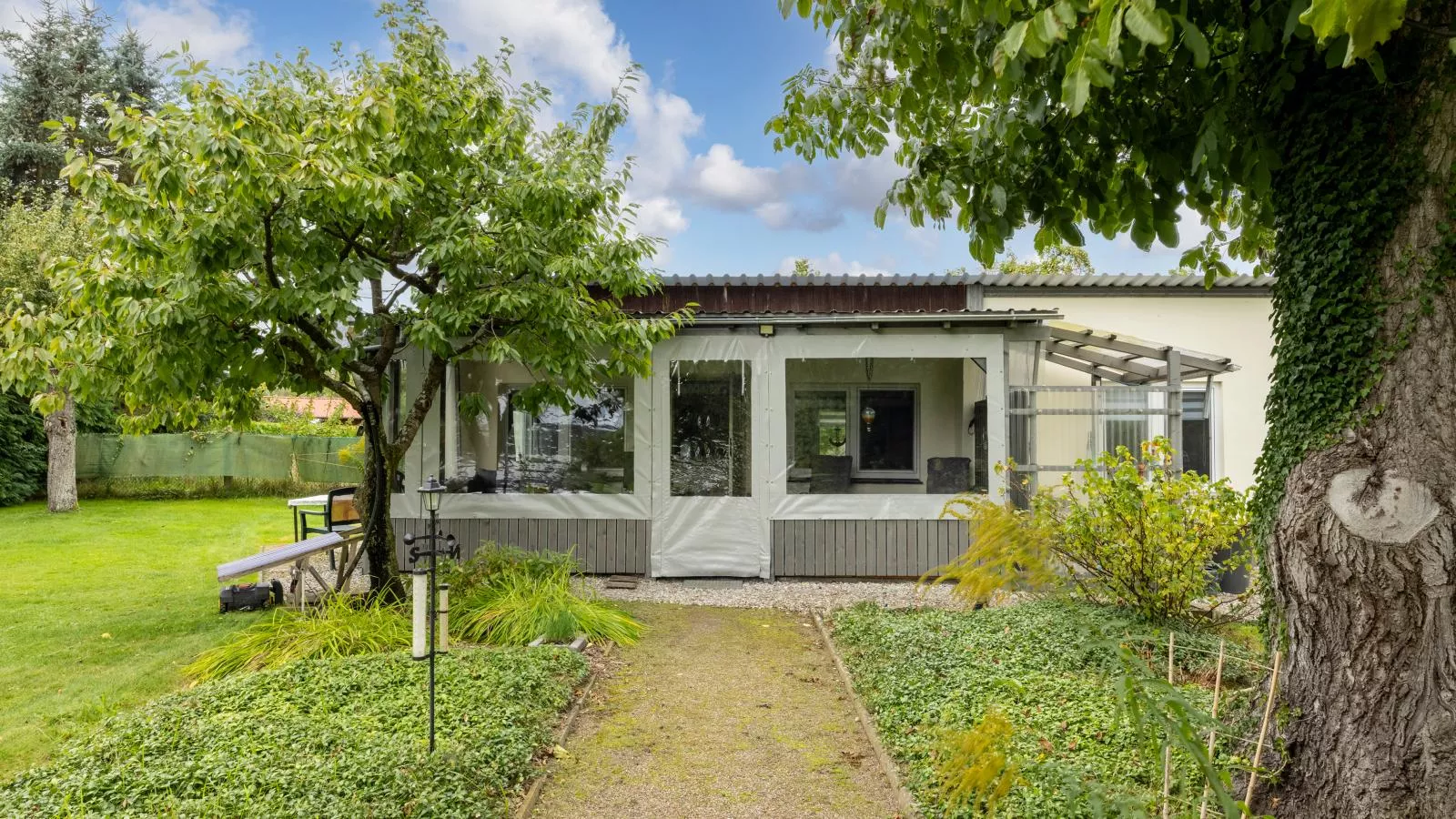 Nelson-Exterior in summer