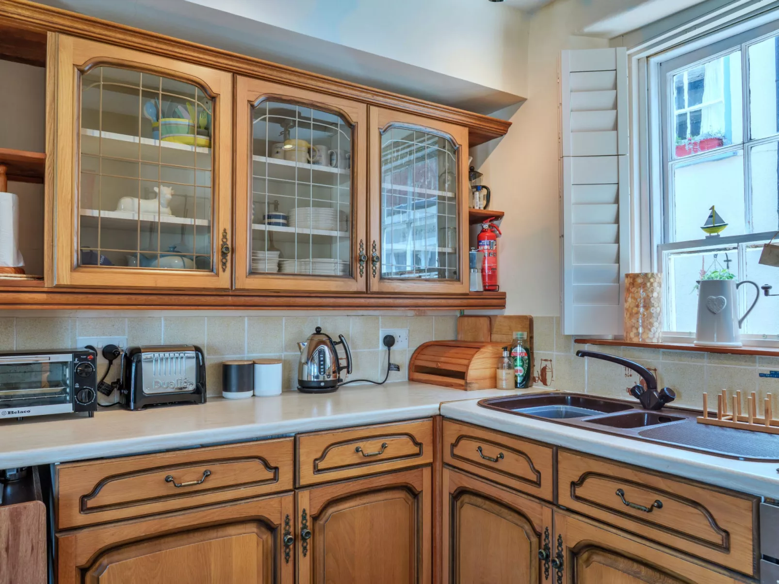 April Cottage-Dedans