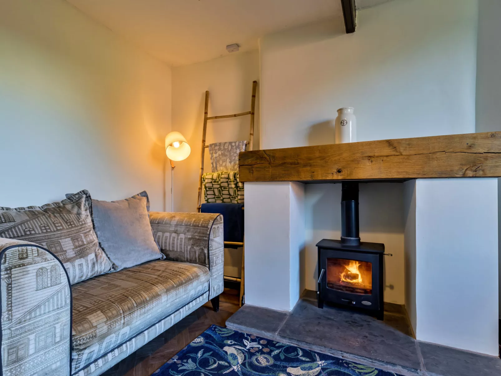 Spring Cottage-Dedans