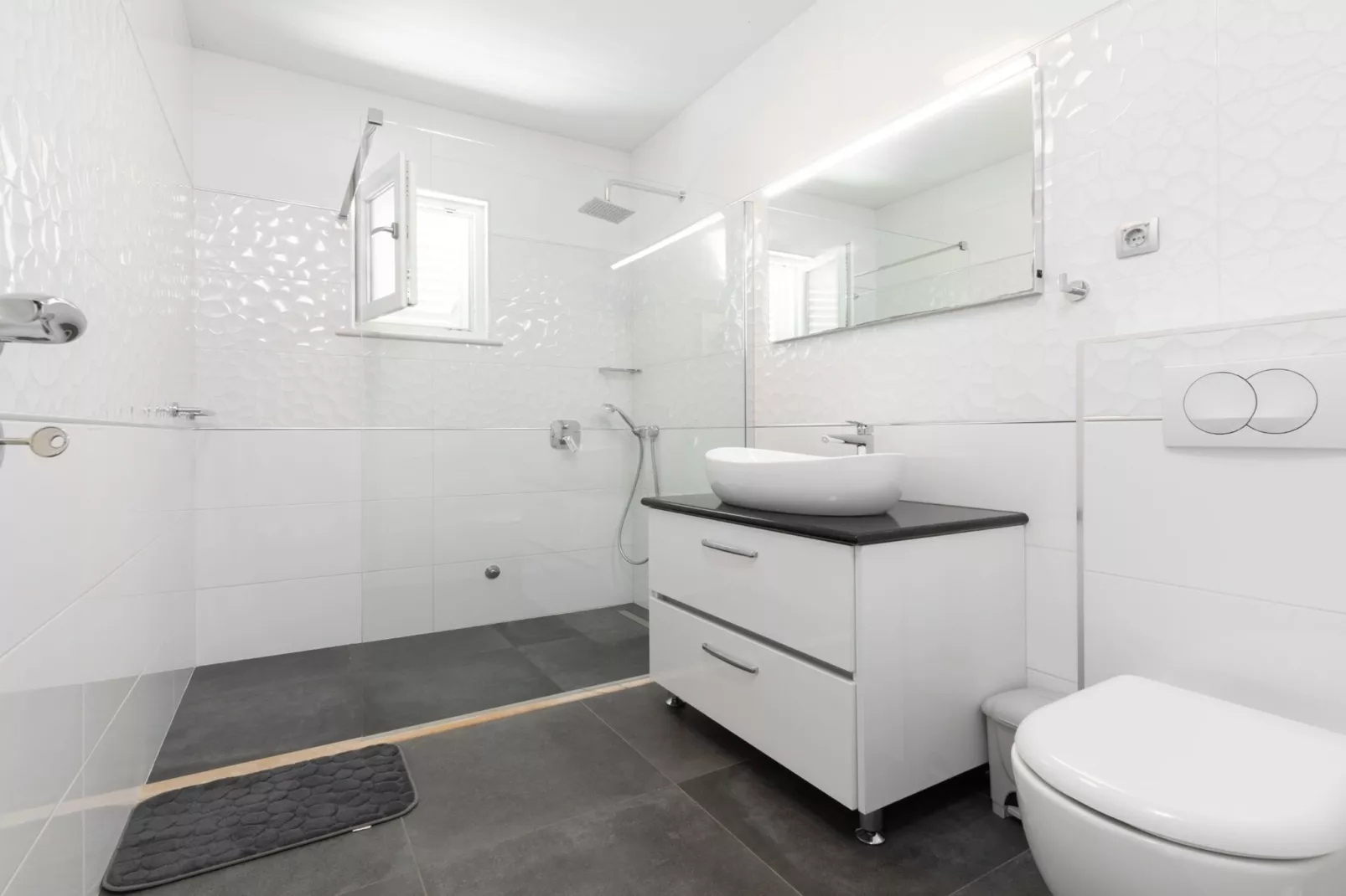 Modern Villa with Pool-Badezimmer