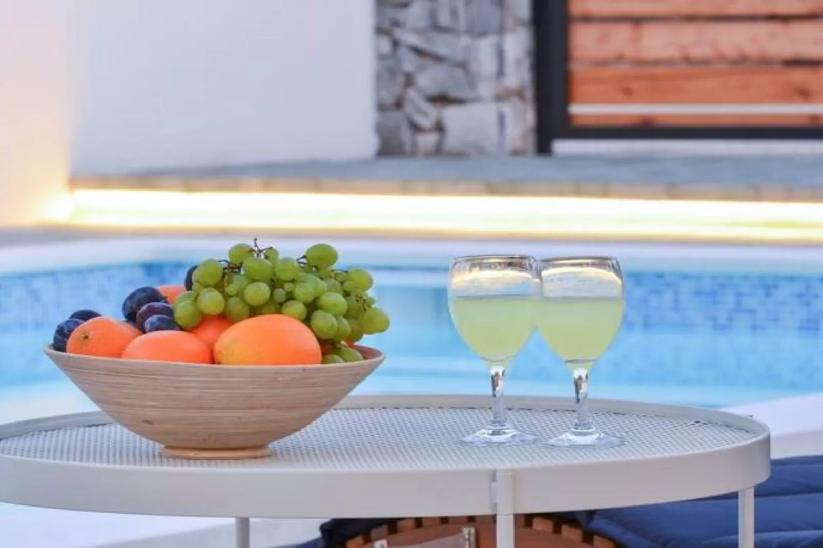 Villa With Pool-Schwimmbad