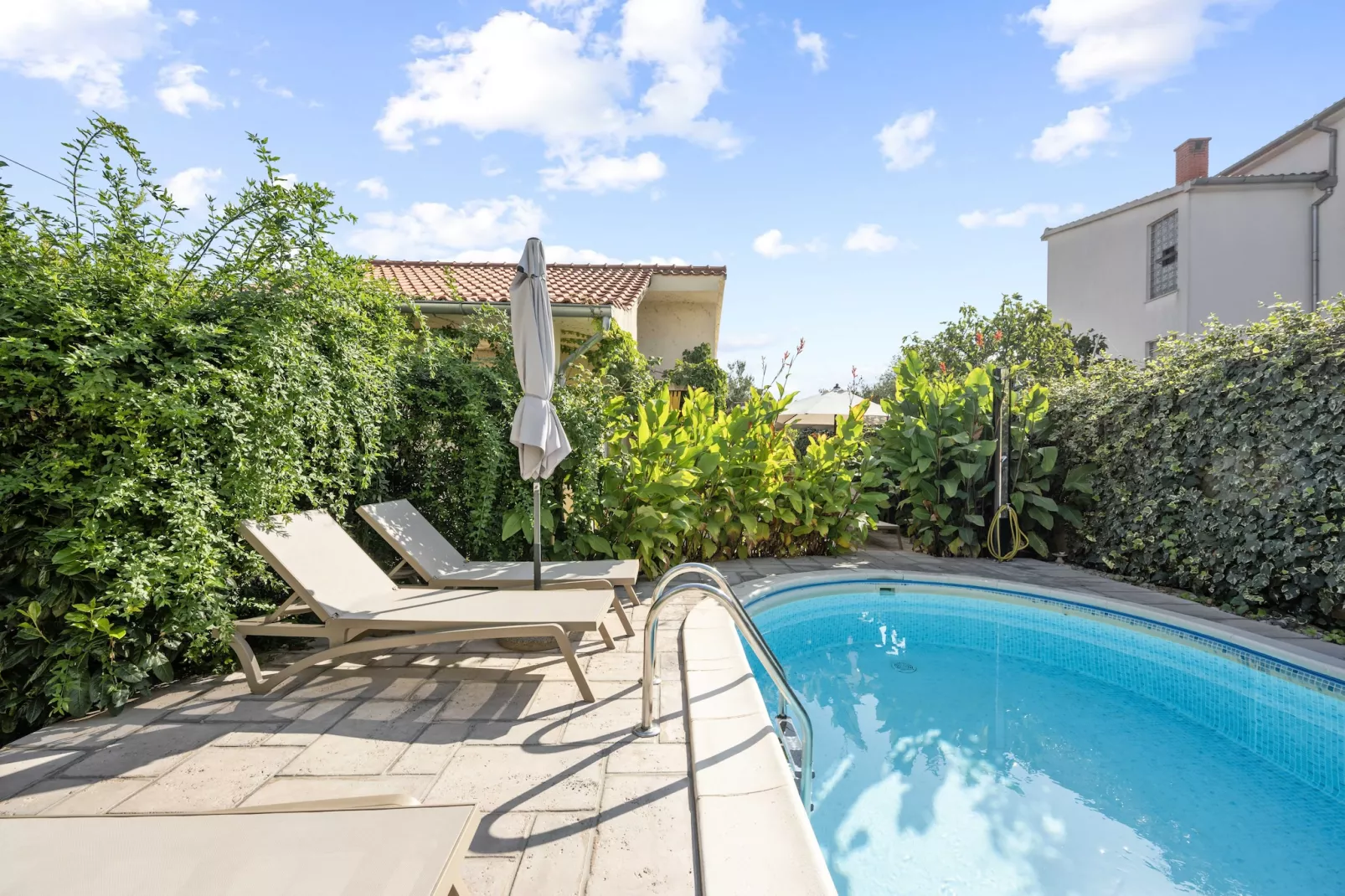 One-Bedroom Apartment With Pool-Piscine