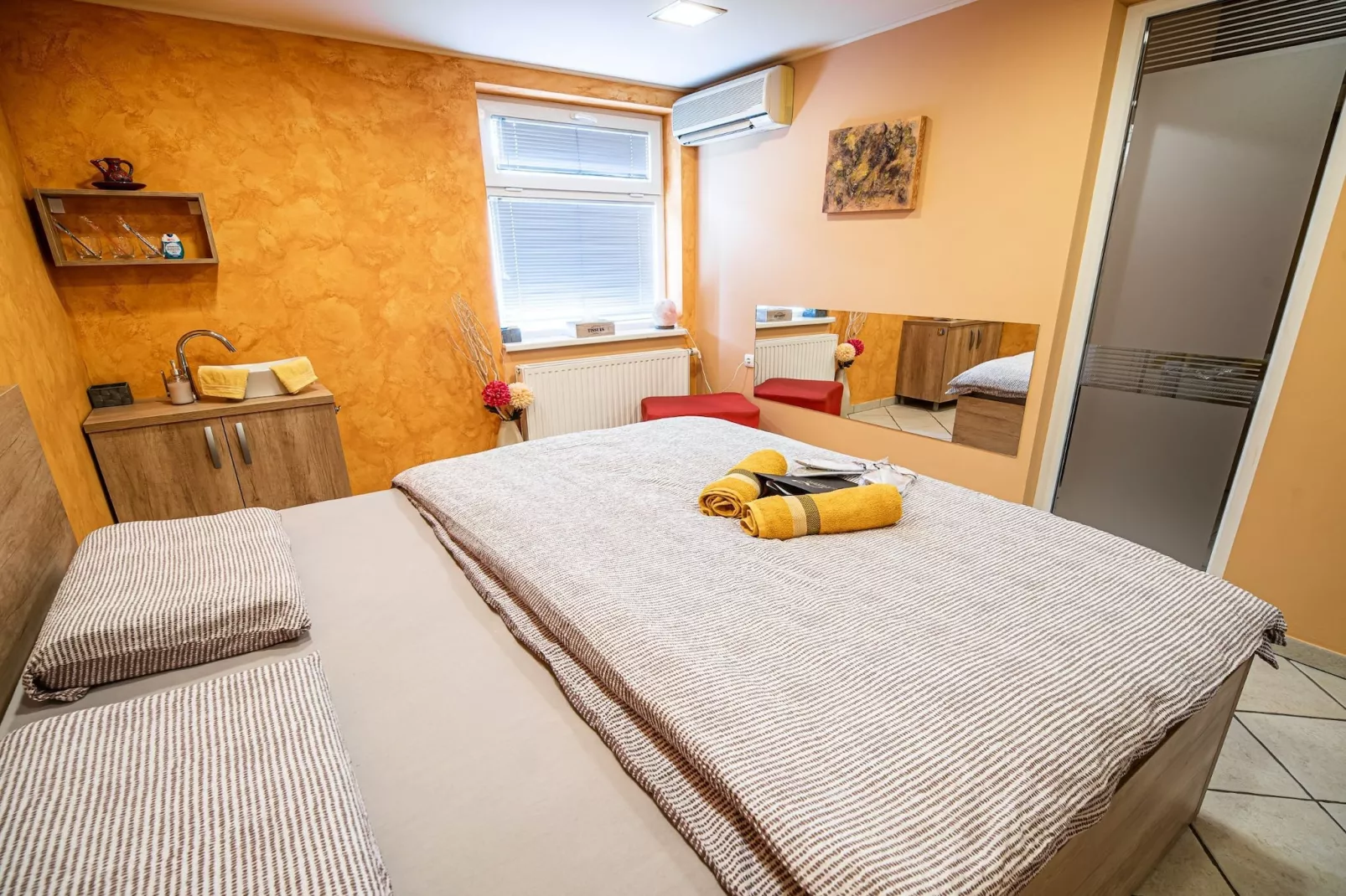 Elegant and Stylish Retreat Apartments with Terrace - Two Bedroom Apartment with Terrace-Chambre