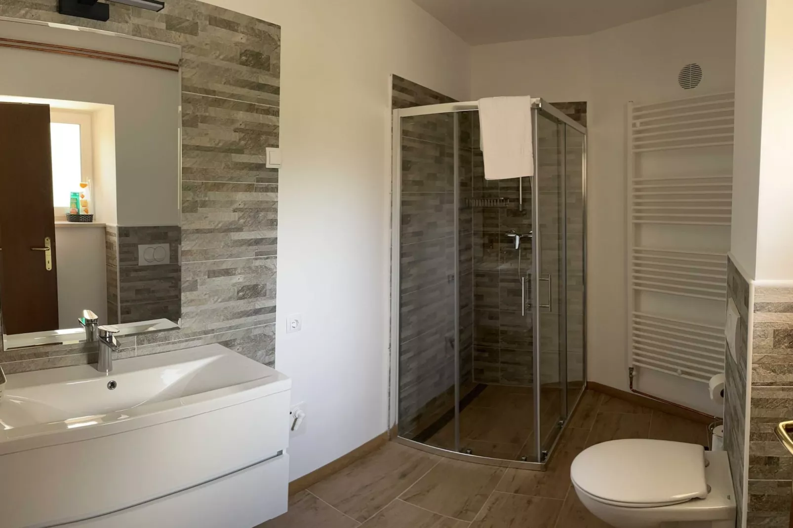 Mountain View Haven Apartments - Two Bedroom Apartment with Balcony-Badezimmer