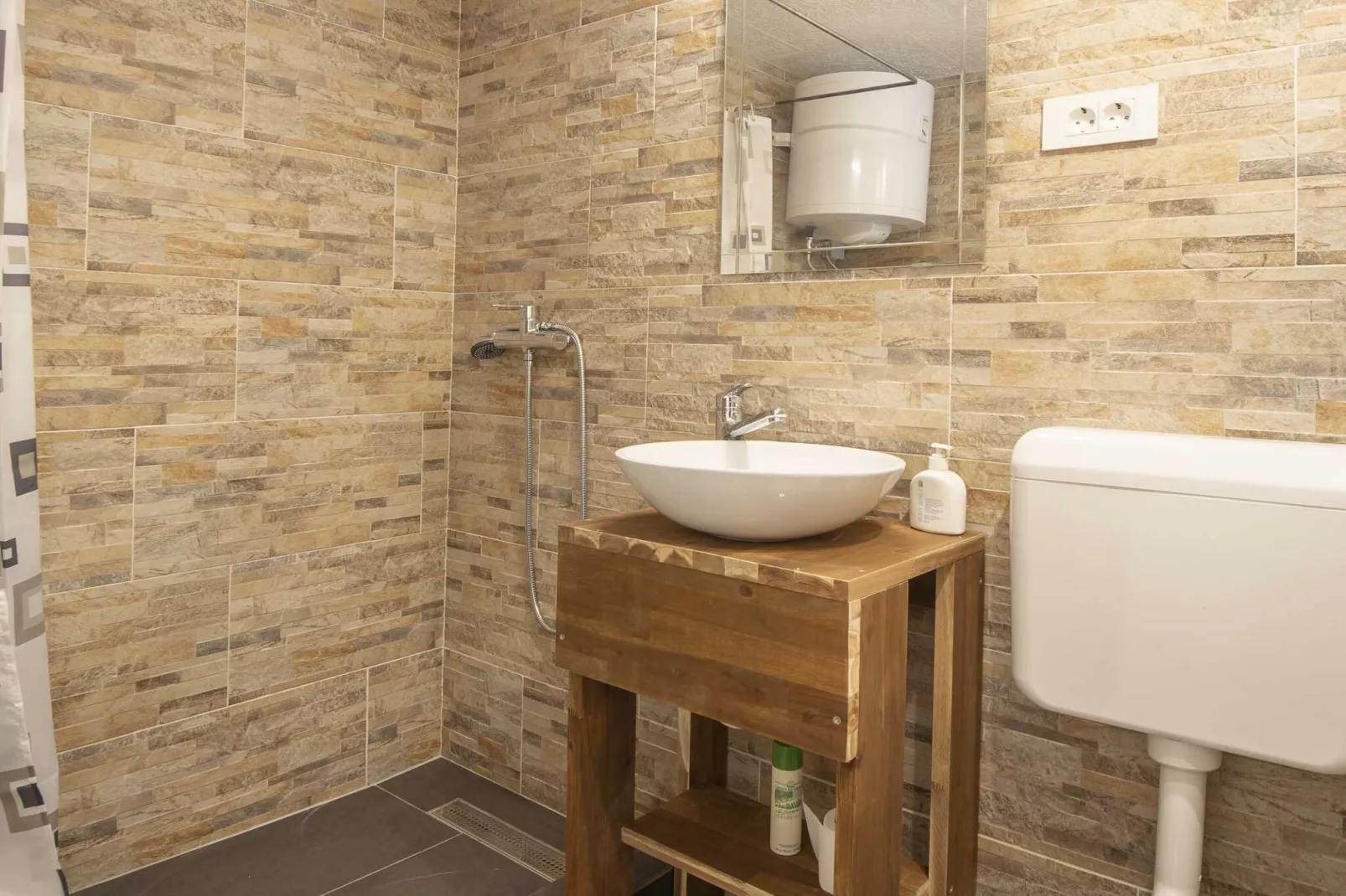 Family-Friendly Serene Retreat Holiday Home - Four Bedroom Holiday Home  with Terrace-Salle de bain