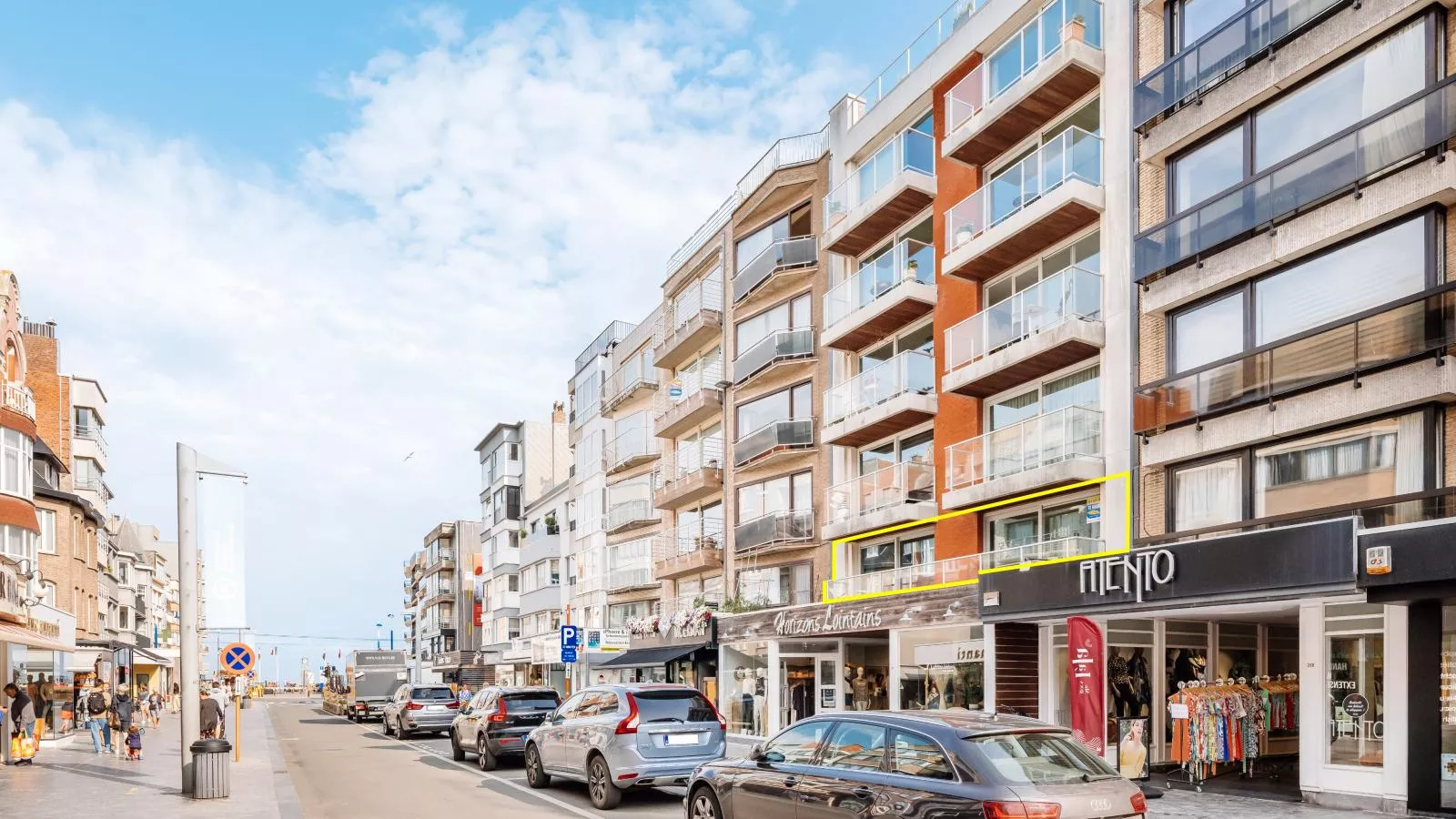 Brit Eerste-Exterior in summer