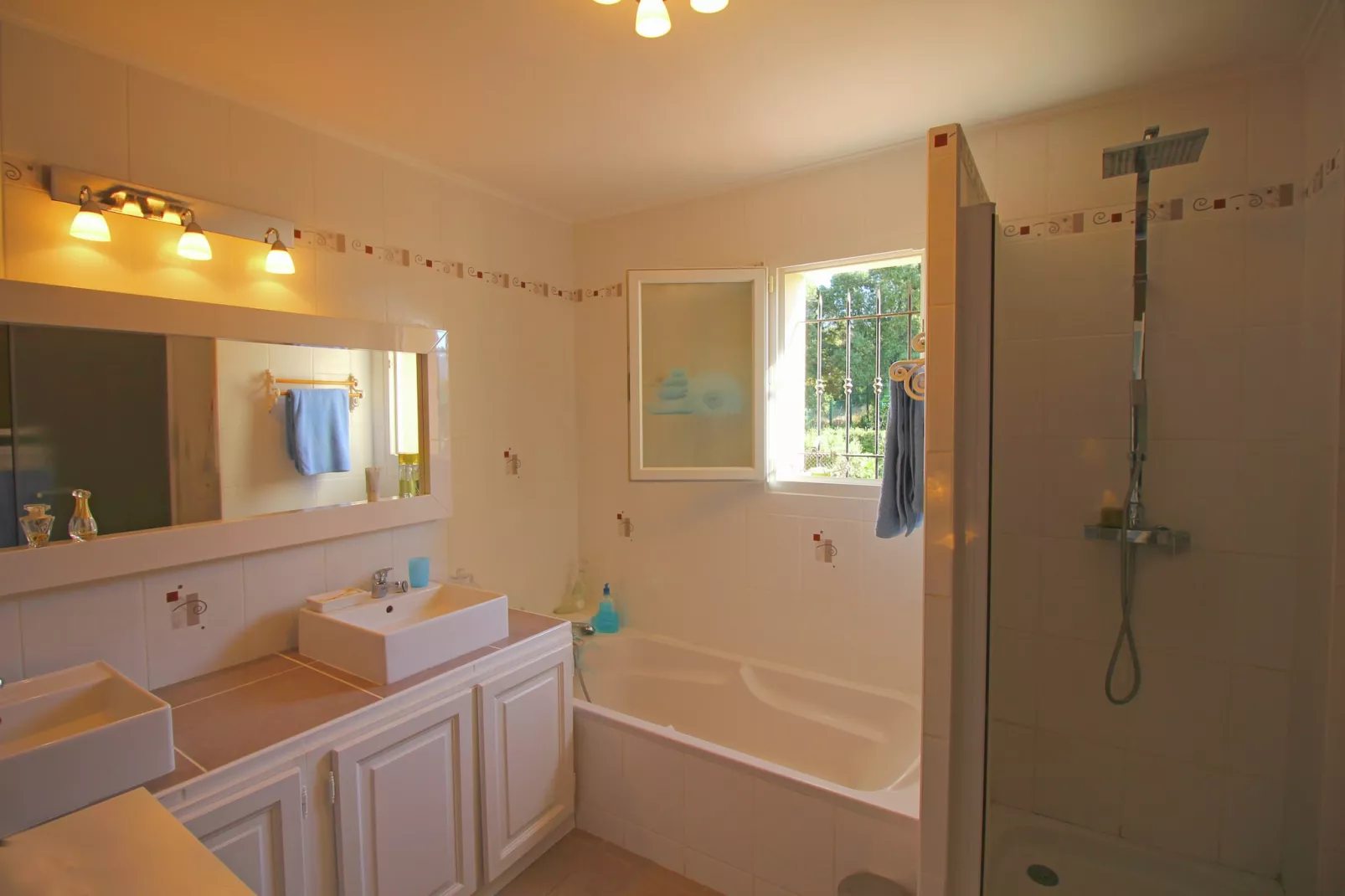 Belle maison de vacances avec piscine privée-Salle de bain