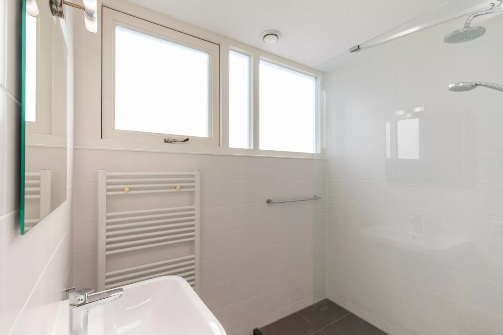 Zonnedorp 23 Zeeland Huis Renesse: Luxury Beach Holiday | Close to North Sea-Salle de bain