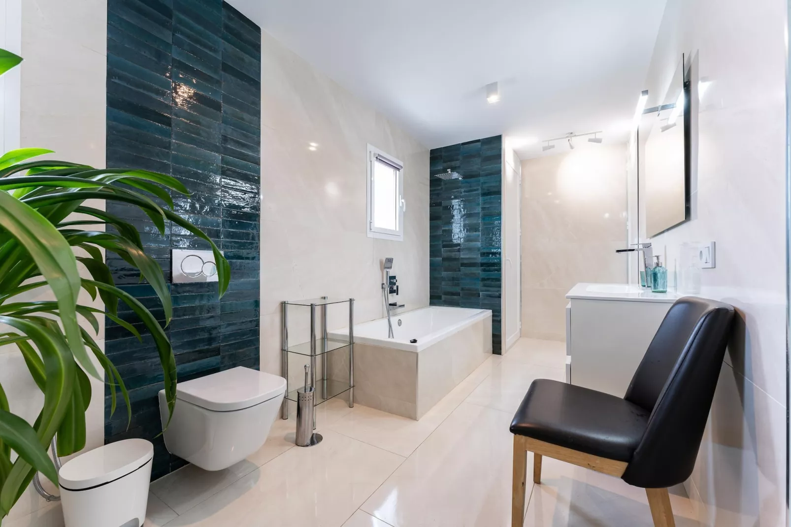 CT 376 - Faro's Calypso Duplex Penthouse - Walking distance to Beach-Bathroom