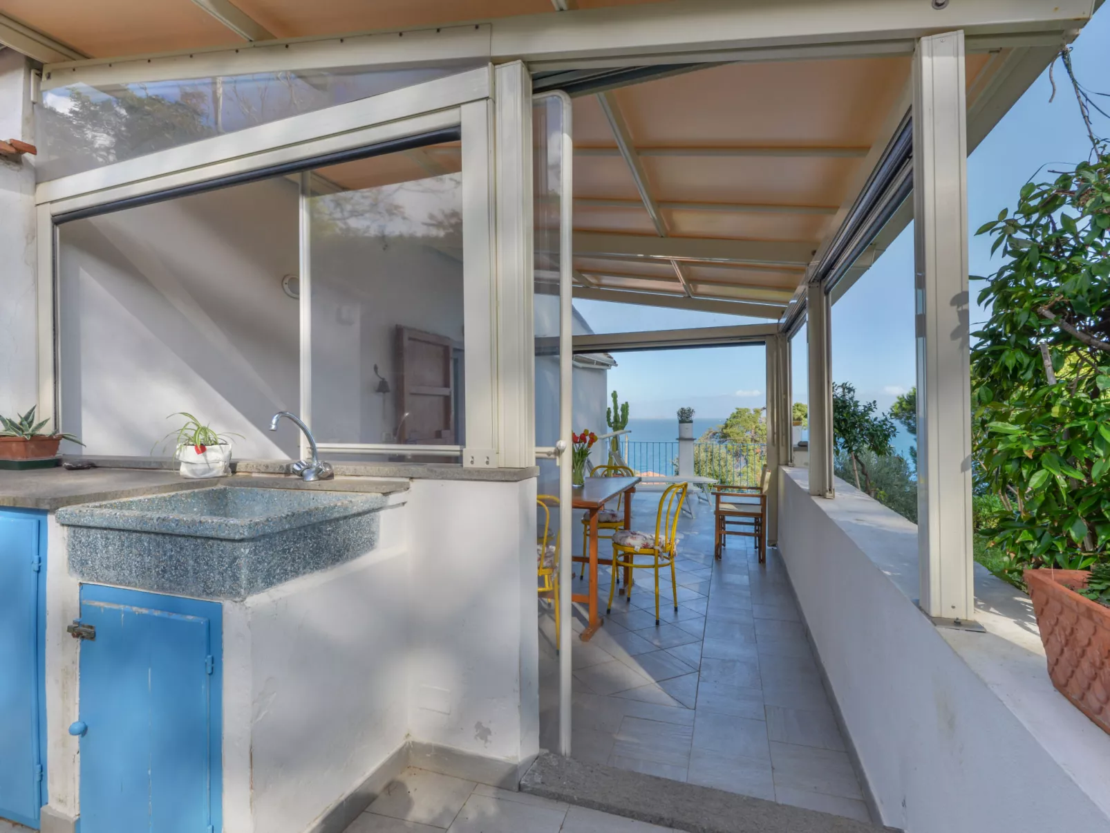 Casina Solu-Draußen