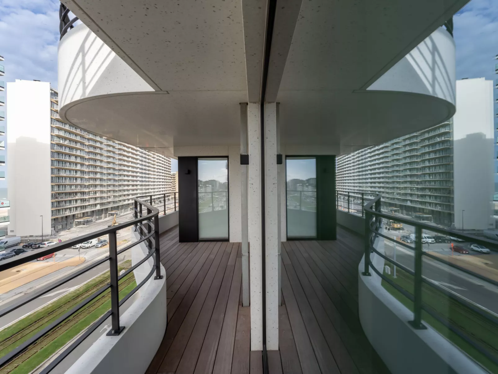 The Waves with parking-Dehors