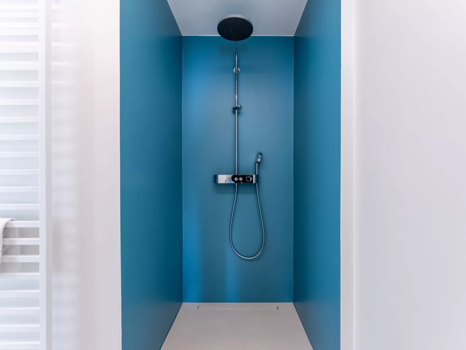 Marie Antoinette close by the sea-Inside