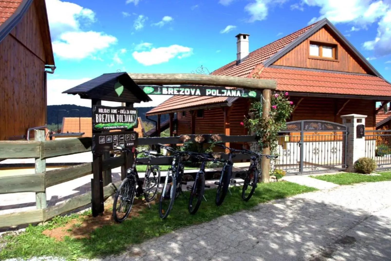 Brezova Poljana Lodge with Sauna and Hot-Tub - Five Bedroom Holiday Home-Extérieur