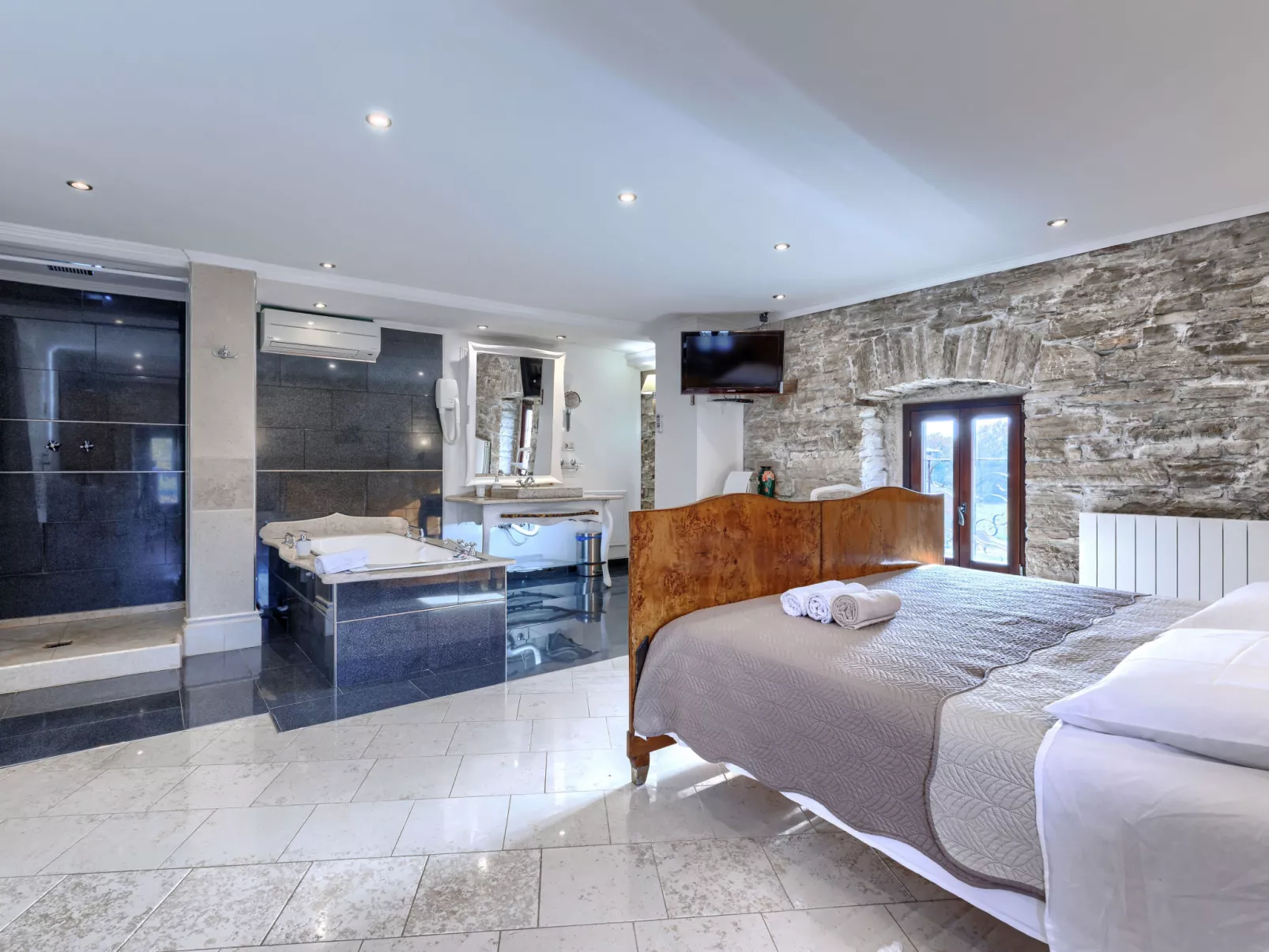 Golden Roots-Drinnen