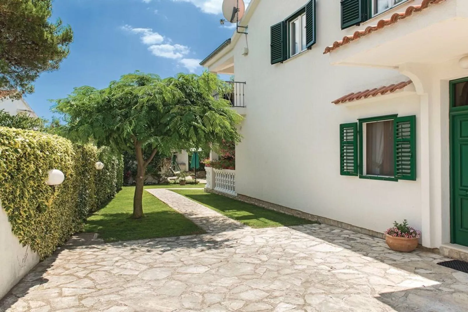 Beach apartment Jadrija-Gardens in summer