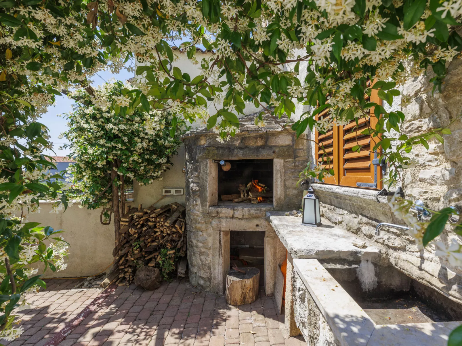 Pinia II-Outside