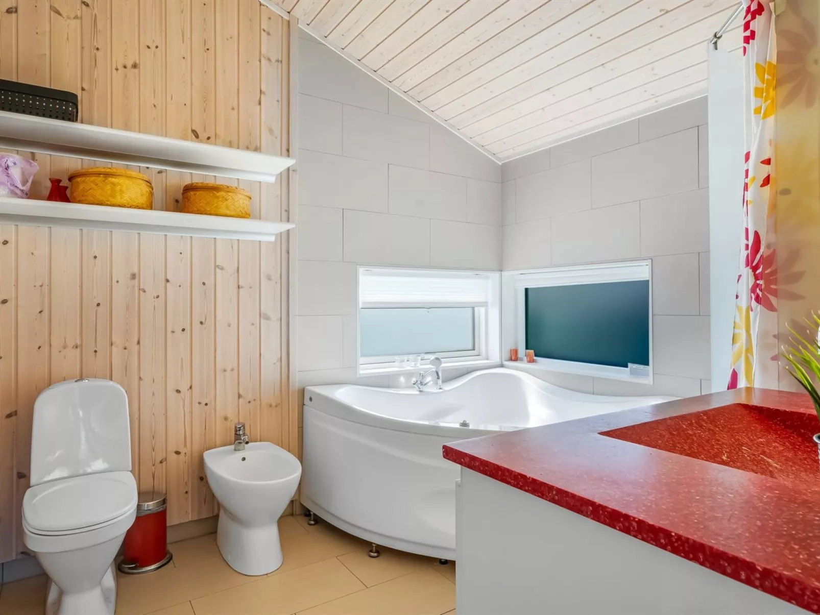 "Ginia" - 150m to the fjord-Drinnen