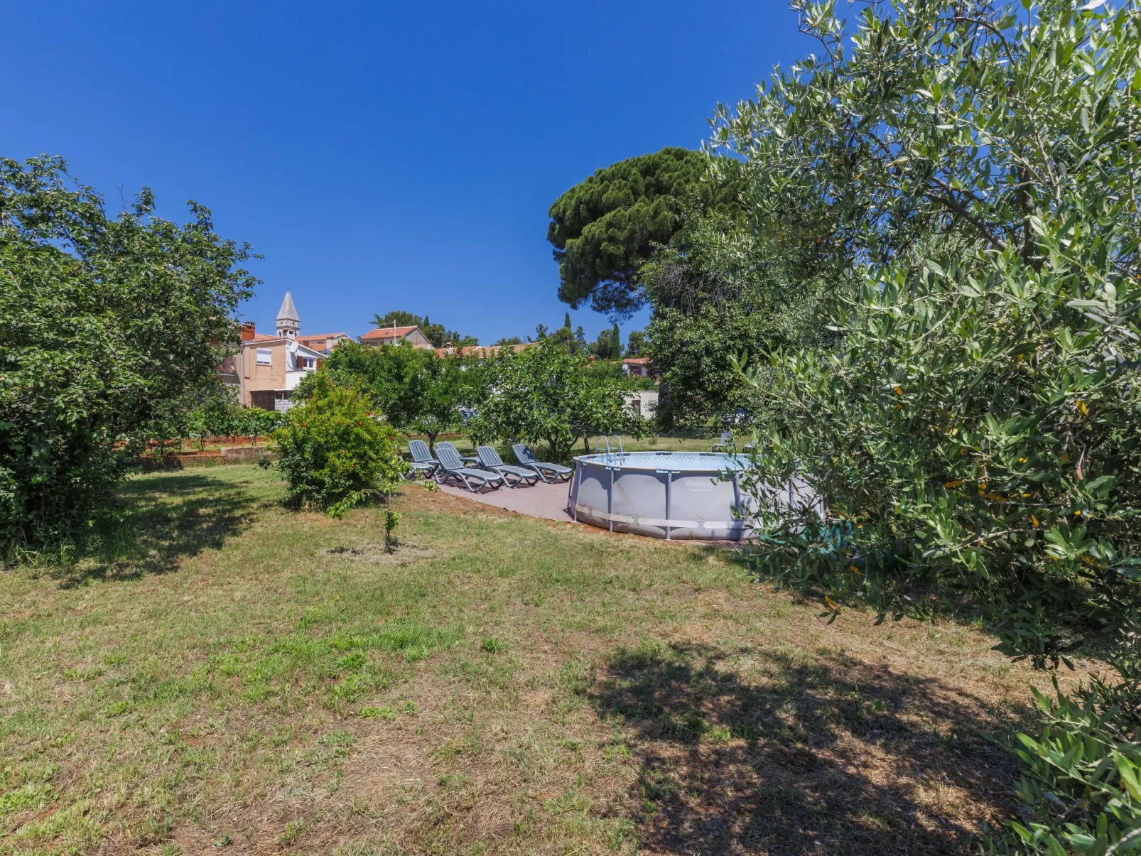 Pinia II-Outside