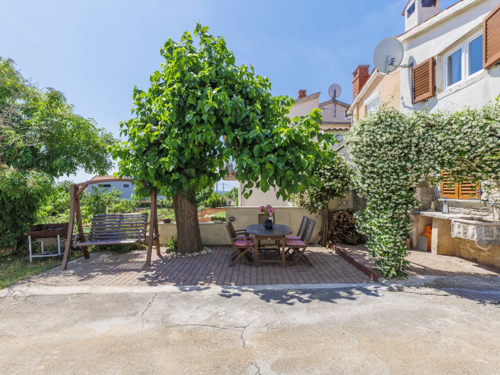 Pinia II-Outside
