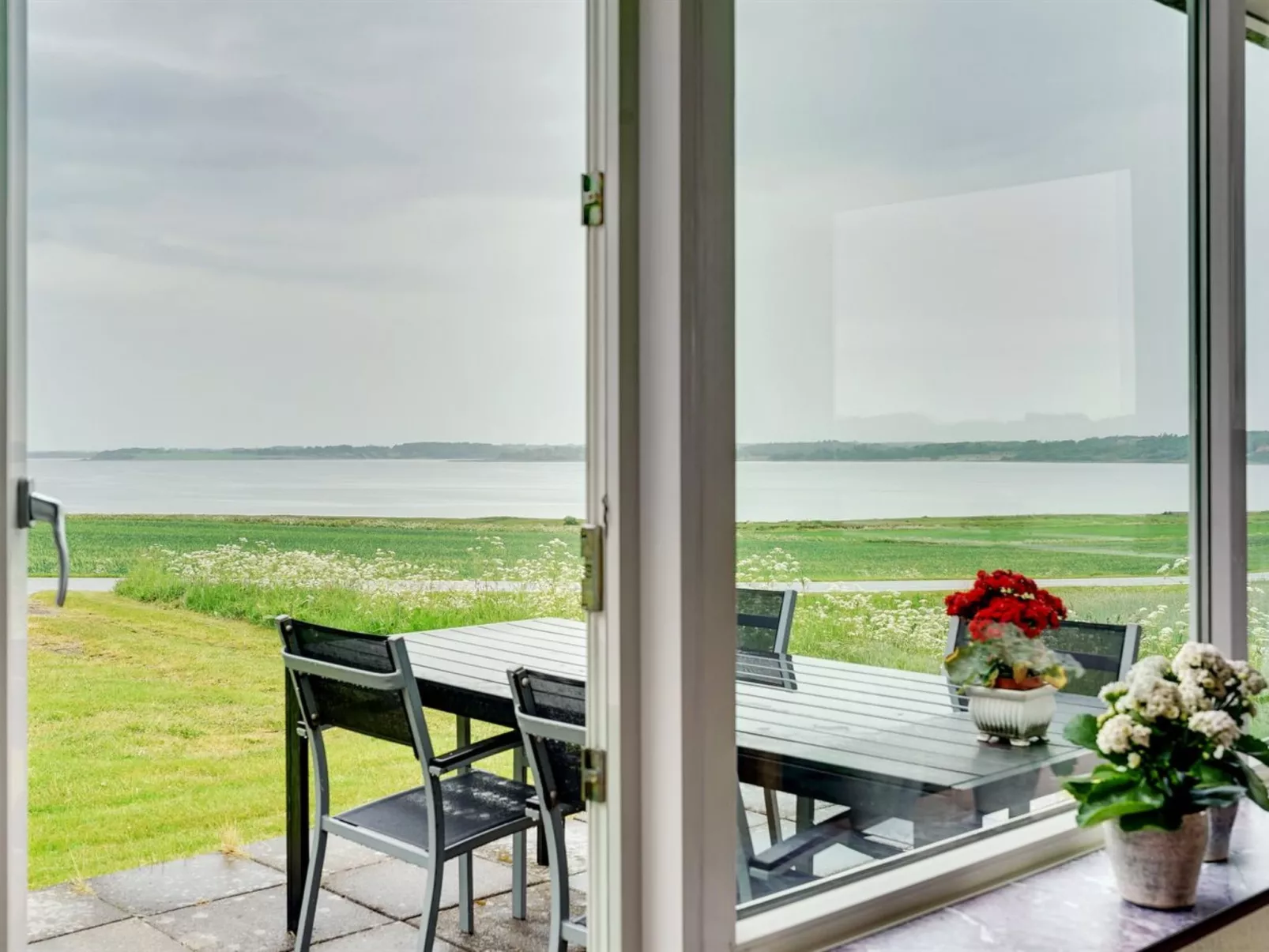 "Ephra" - 250m to the fjord-Draußen