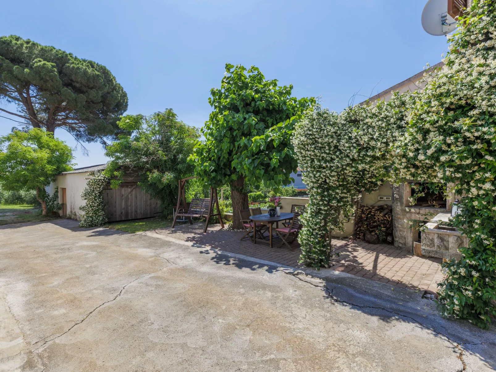 Pinia I-Outside