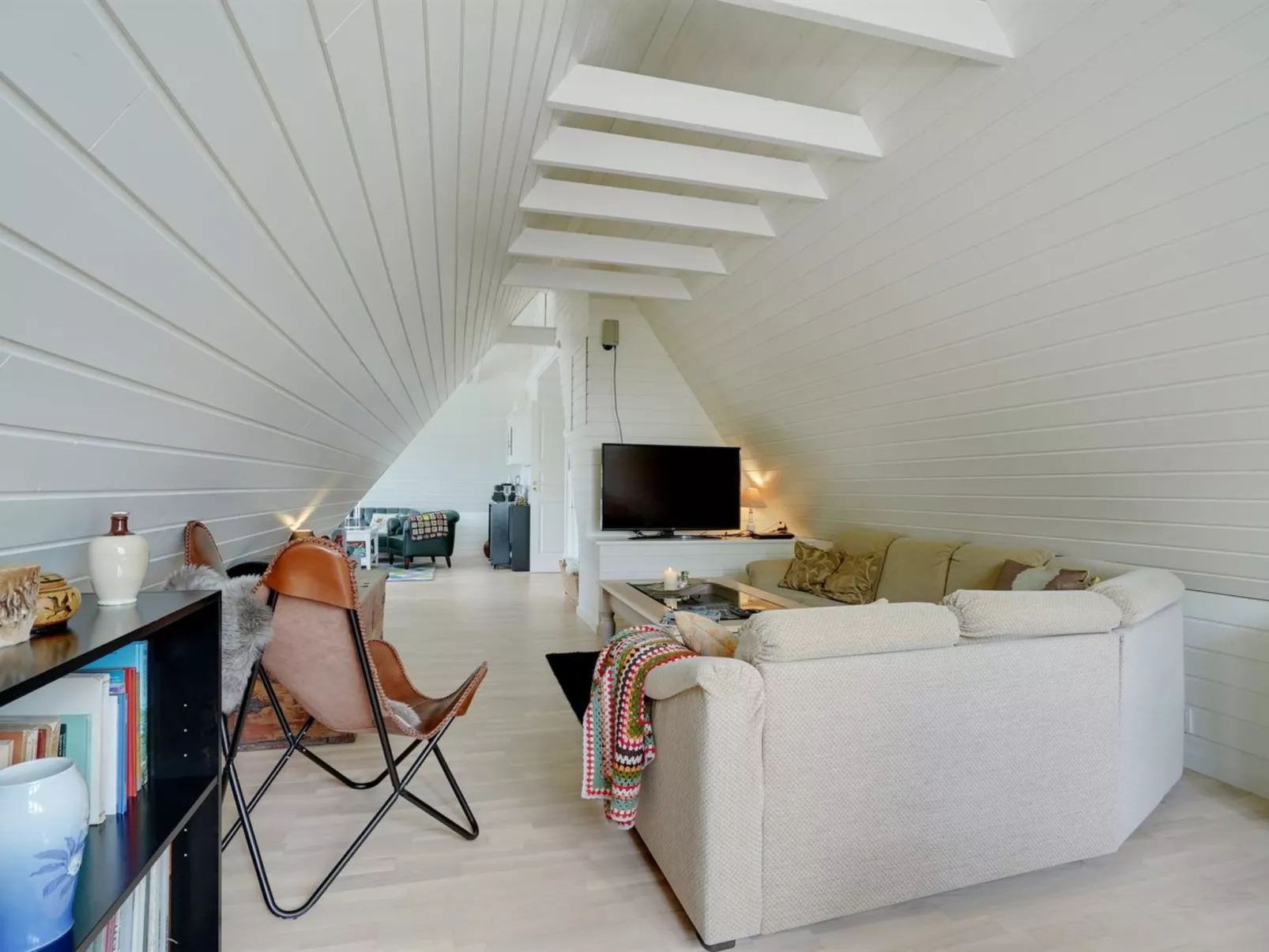 "Tamer" - 500m to the fjord-Drinnen