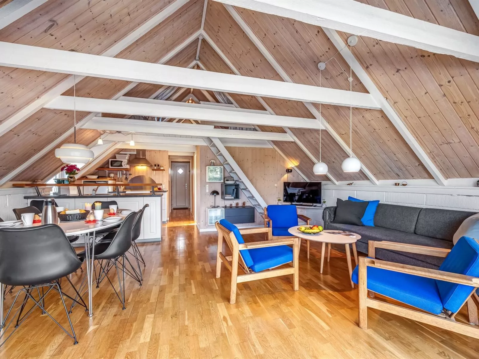 "Hemfrith" - 800m to the fjord-Dedans