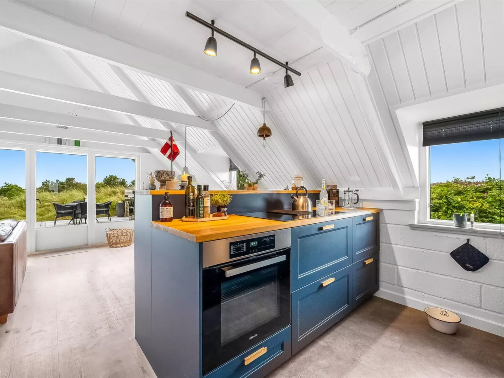 "Hen" - 400m from the sea-Dedans