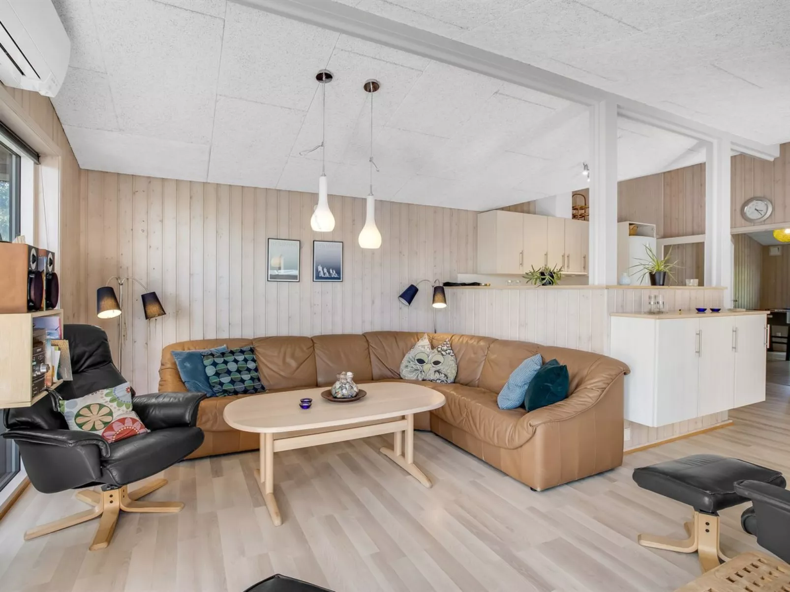 "Omar" - 1.0km from the sea-Inside