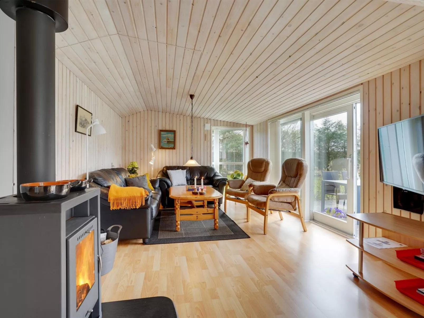 "Hope" - 350m to the fjord-Drinnen