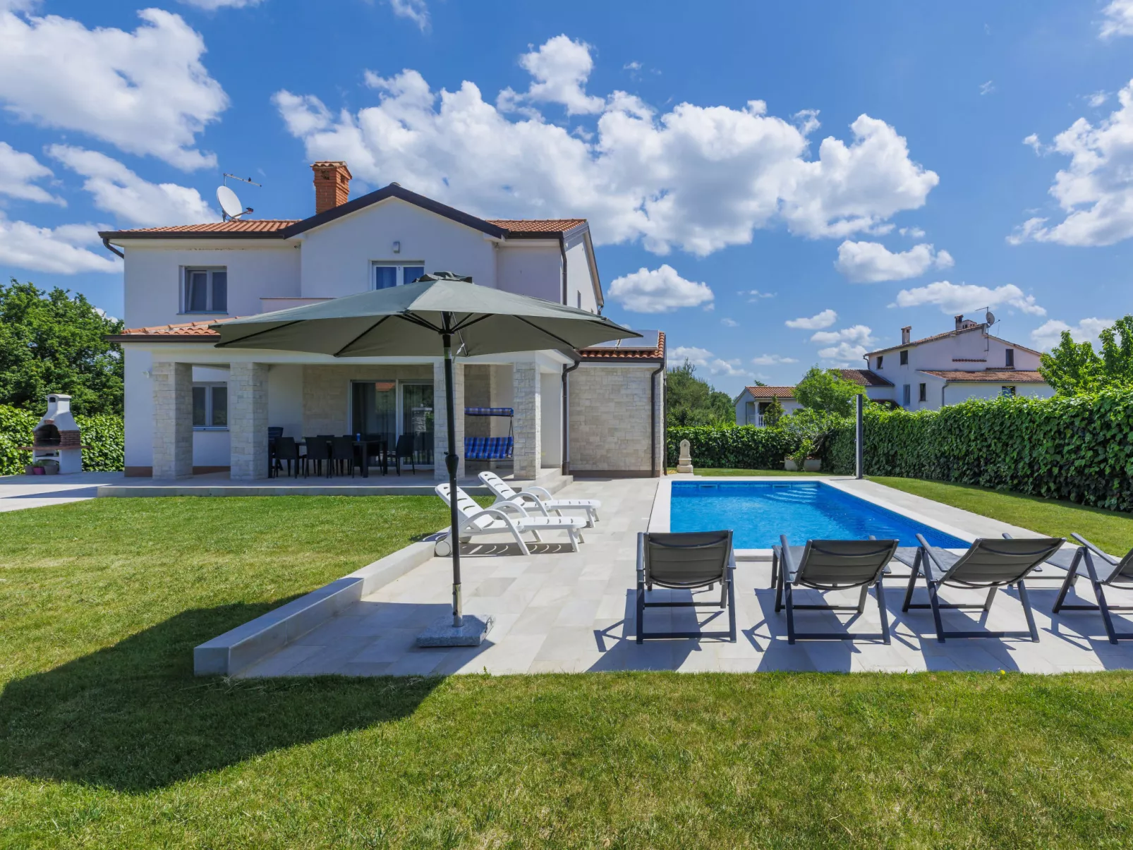 Villa Zirdum-Outside