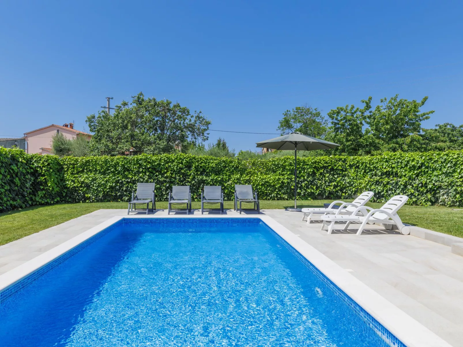 Villa Zirdum-Outside
