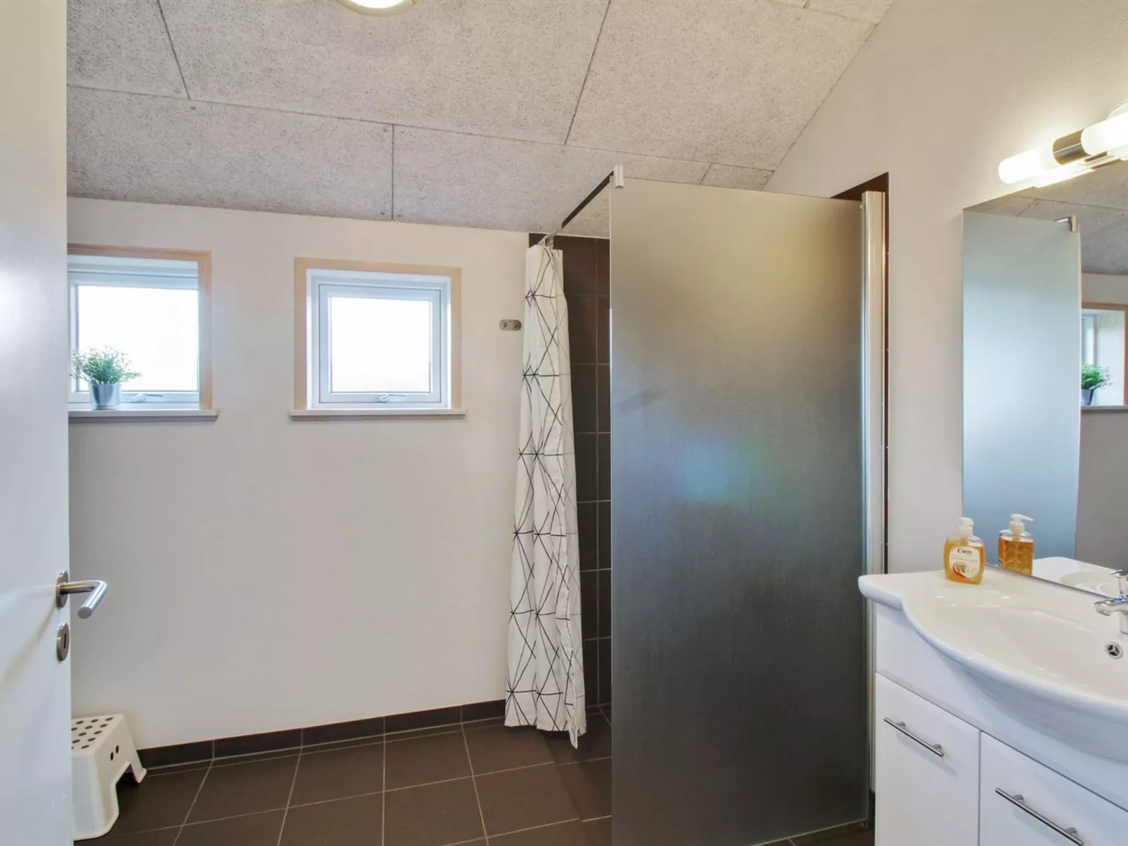 "Ethel" - 1.5km to the fjord-Drinnen