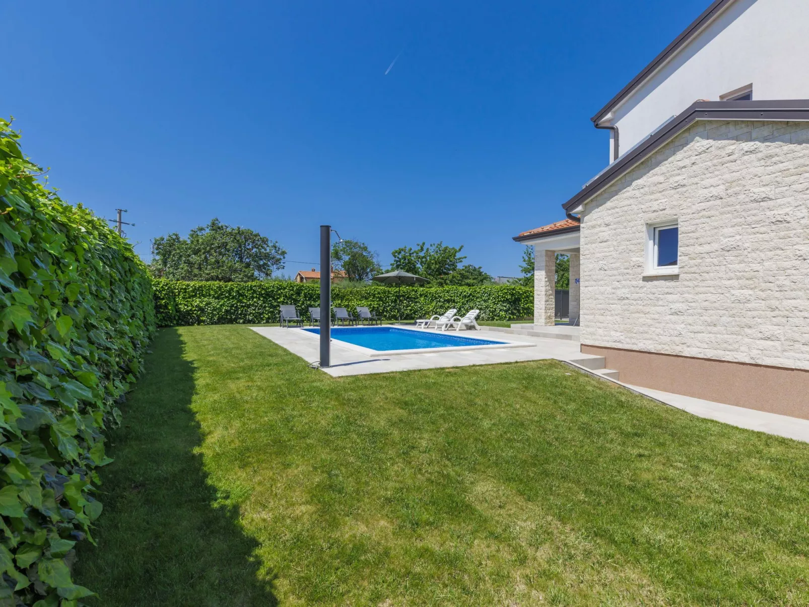 Villa Zirdum-Outside