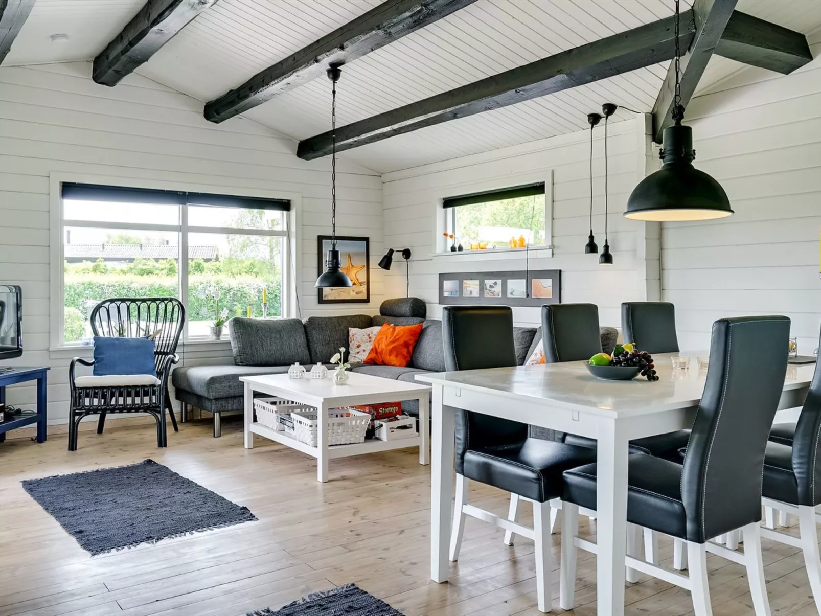 "Ølwir" - 400m to the fjord-Dedans