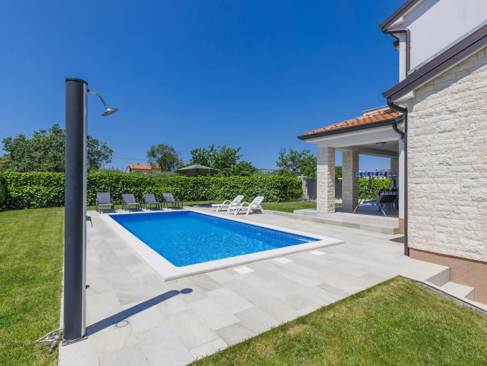 Villa Zirdum-Outside