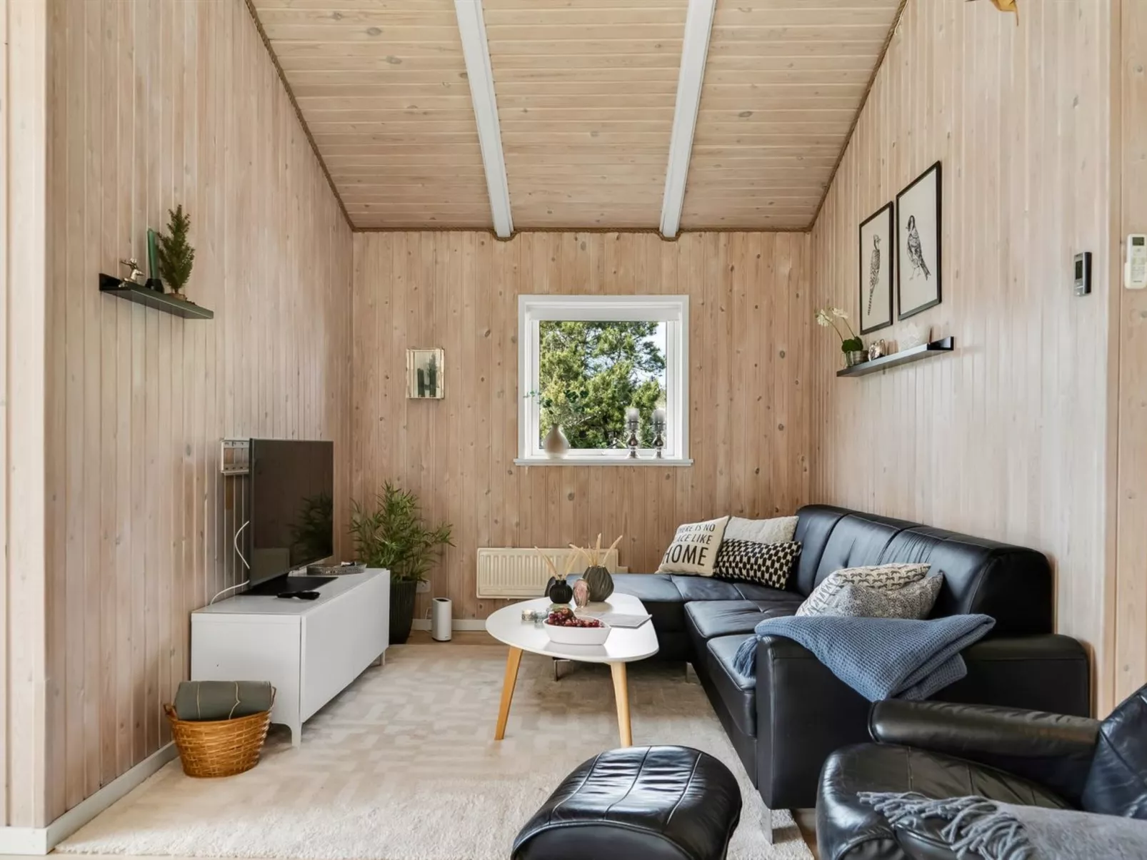 "Aja" - 900m from the sea-Drinnen