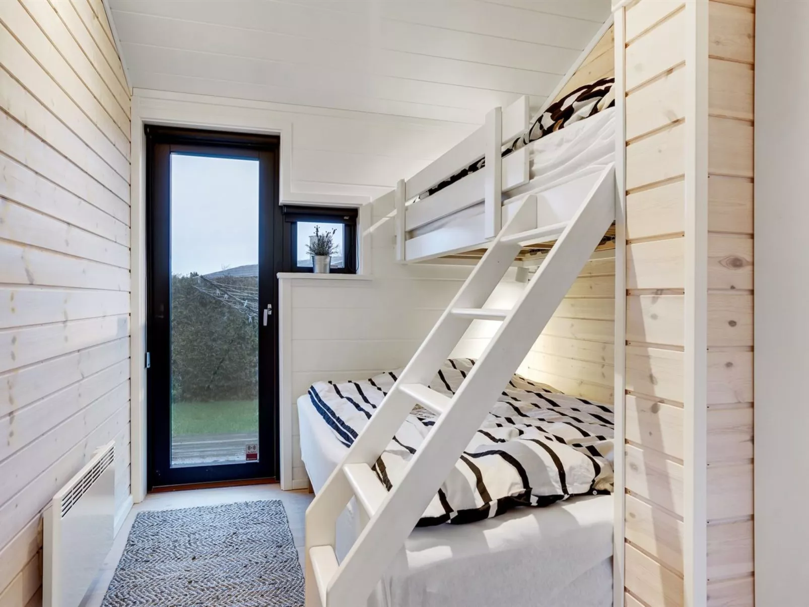 "Kjell" - 100m from the sea-Drinnen