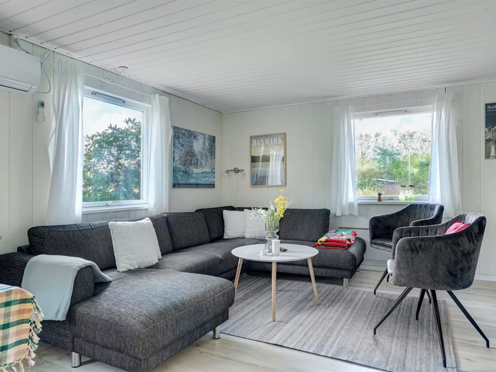 "Akira" - 500m to the fjord-Drinnen