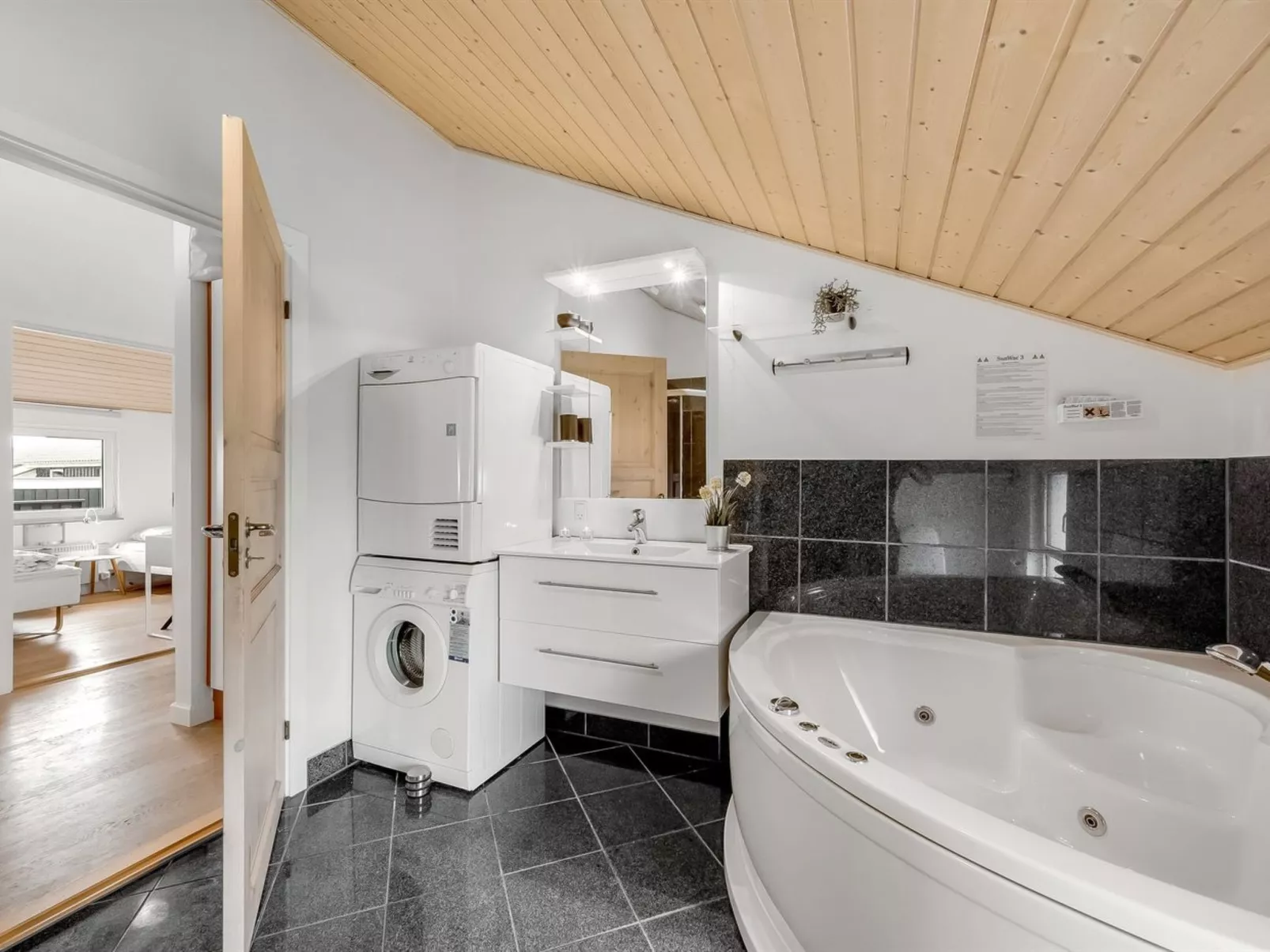 "Samuil" - 300m to the fjord-Dedans