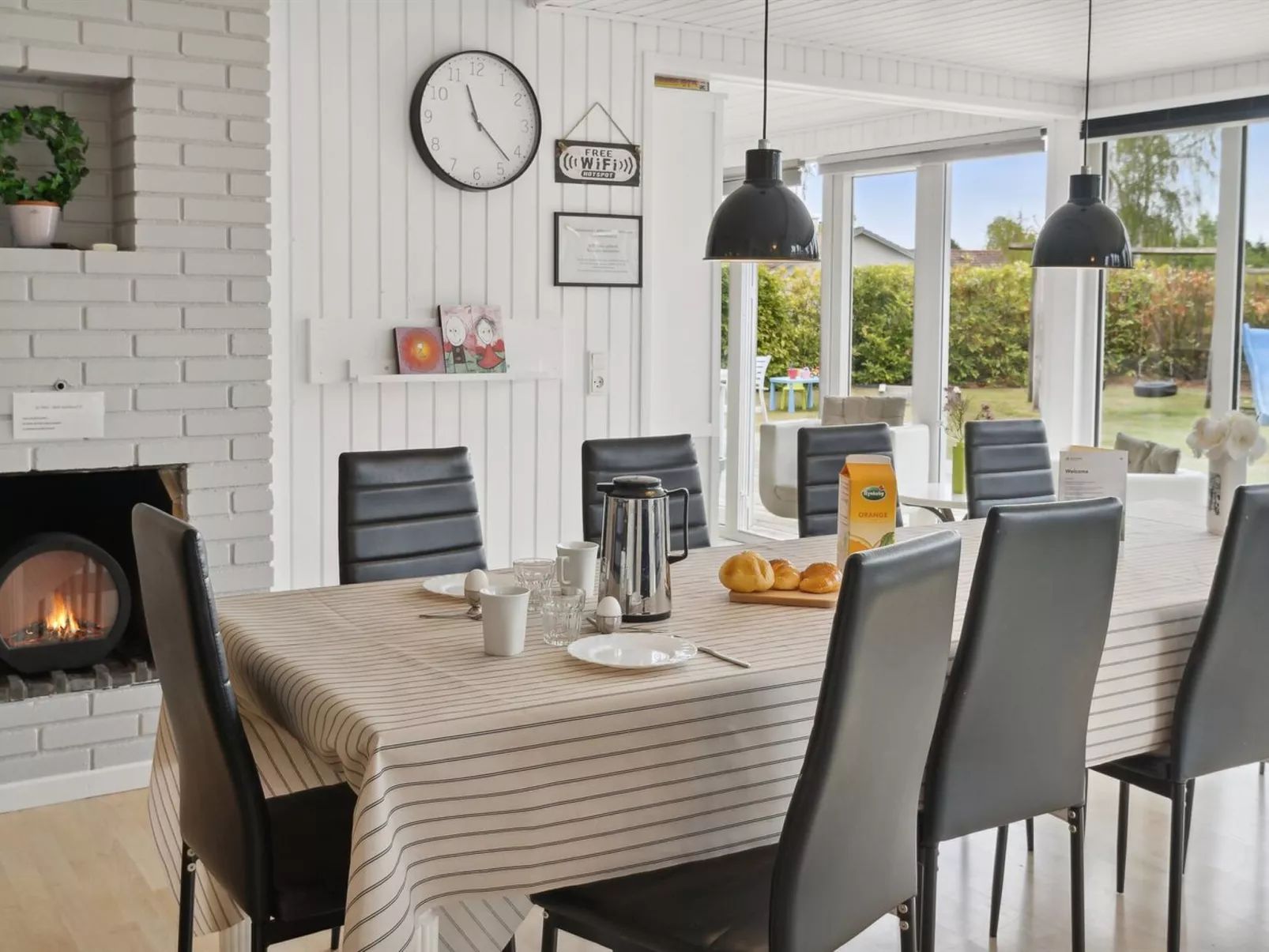 "Hallveig" - 1.1km from the sea-Drinnen