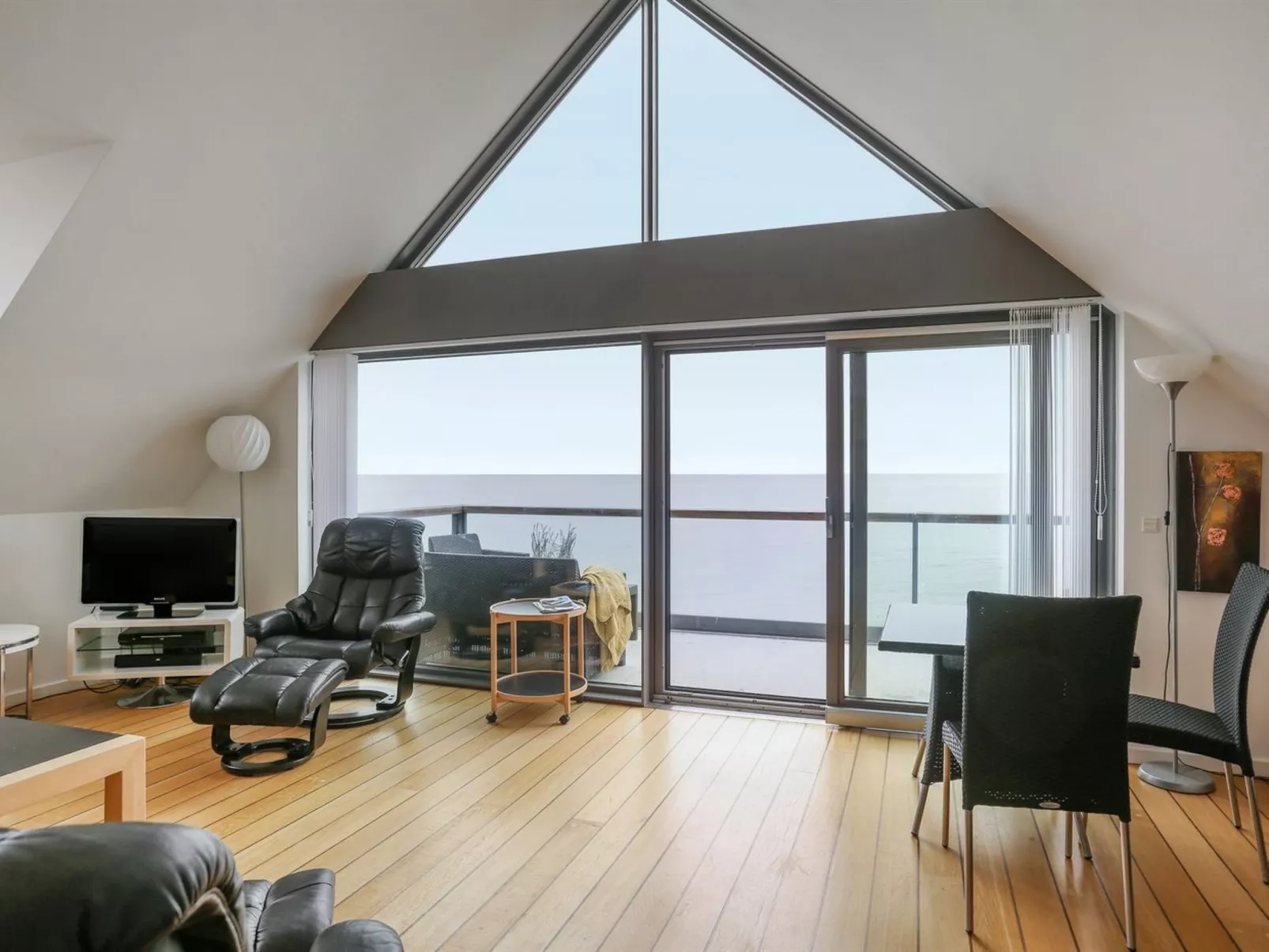 "Femme" - 15m from the sea-Drinnen